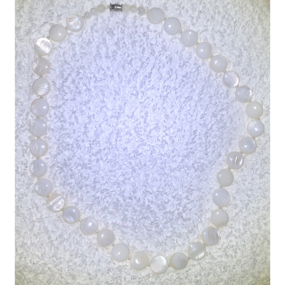 Flat shell necklace white with twisted att…